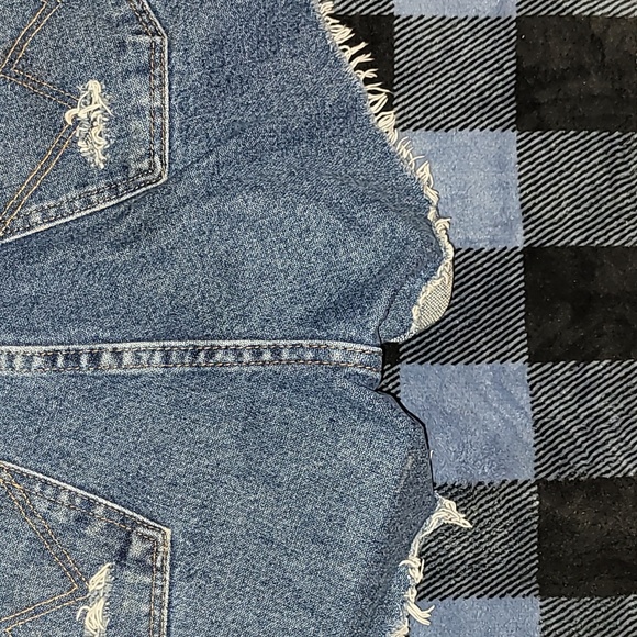 Vintage. Wrangler. Jean Shorts. Artistically created.  Waist 31 inseem 13 - Picture 5 of 14